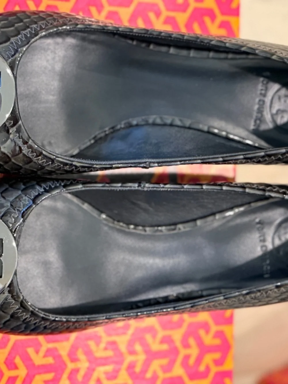 TORY BURCH , SIZE 9 METALLIC silver Snake Skin , features embossed , closed toe.